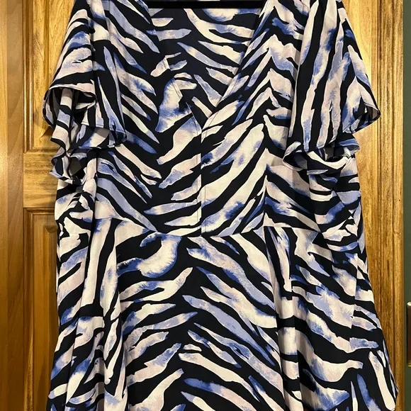torrid size 4 water zebra flutter sleeve blouse - Picture 3 of 4